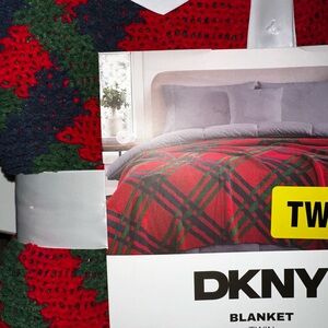 DKNY twin heritage plaid Red and Green Plaid Blanket NEW